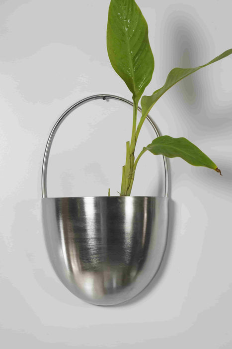 Bring a taste of the green outdoors into the comfort of your own home with just the addition of some fresh plants. Use this modern inspired pot planter to grow your favorite flower, cactus, herb and more.