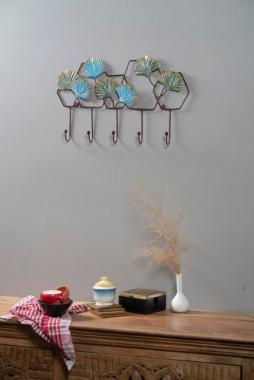 Organize in style with one easy step. From Vedas, this decorative leaf Wall Hook is designed to hold a wide variety of items - coats, hats, handbags, umbrellas, keys, towels or robes. Perfectly suited for any room from foyers and hallways to bedrooms and bathrooms, even closets or anywhere some additional storage is needed.